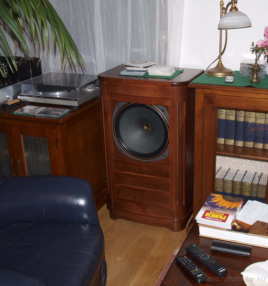 hangfalvaz_gysz130806_helyszinen.jpg - Hangfalv�z - helysz�nen (gysz130806)