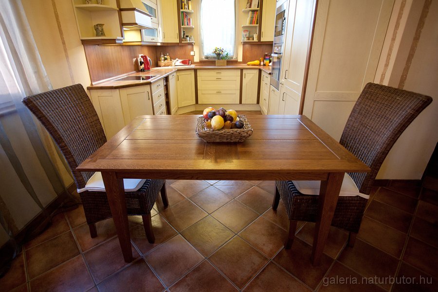 etkezoasztal-101110.jpg - �tkez�asztal (101110)