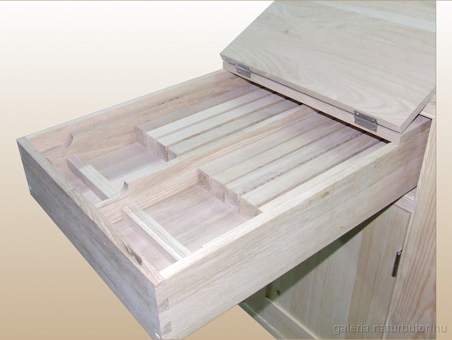 kestarto_fiok_lecsukhato_fedellel.jpg - K�start� fi�k, lecsukhat� fed�llel