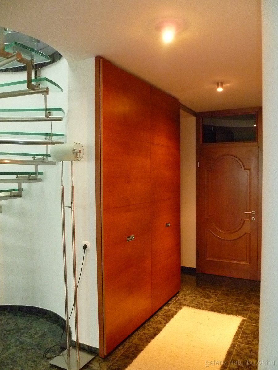 egyedi_beepitett_eloszobaszekreny_002.jpg - Be�p�tett szekr�ny (7)