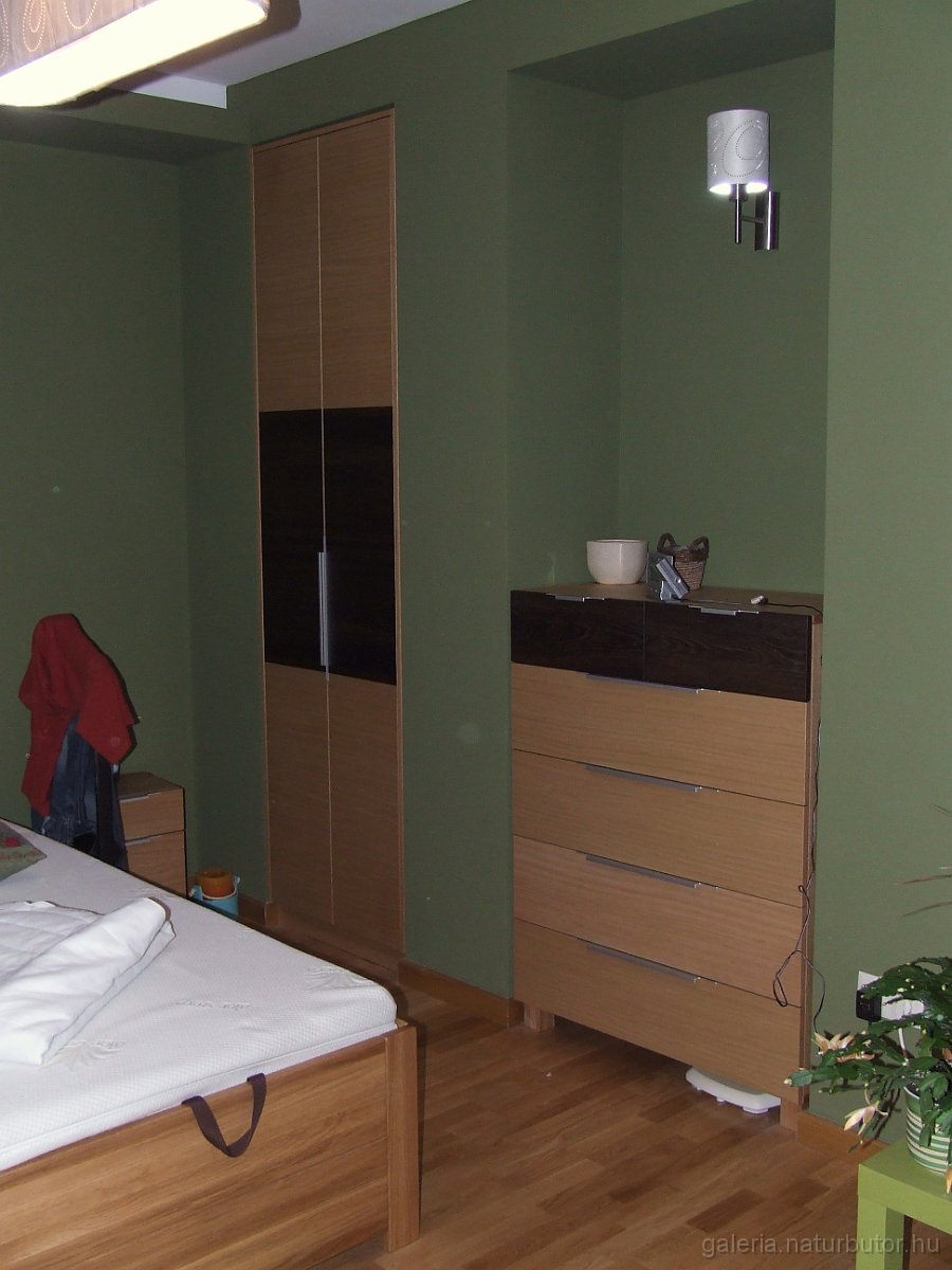 egyedi_beepitett_haloszoba_szekreny_001.jpg - Be�p�tett szekr�ny (10)