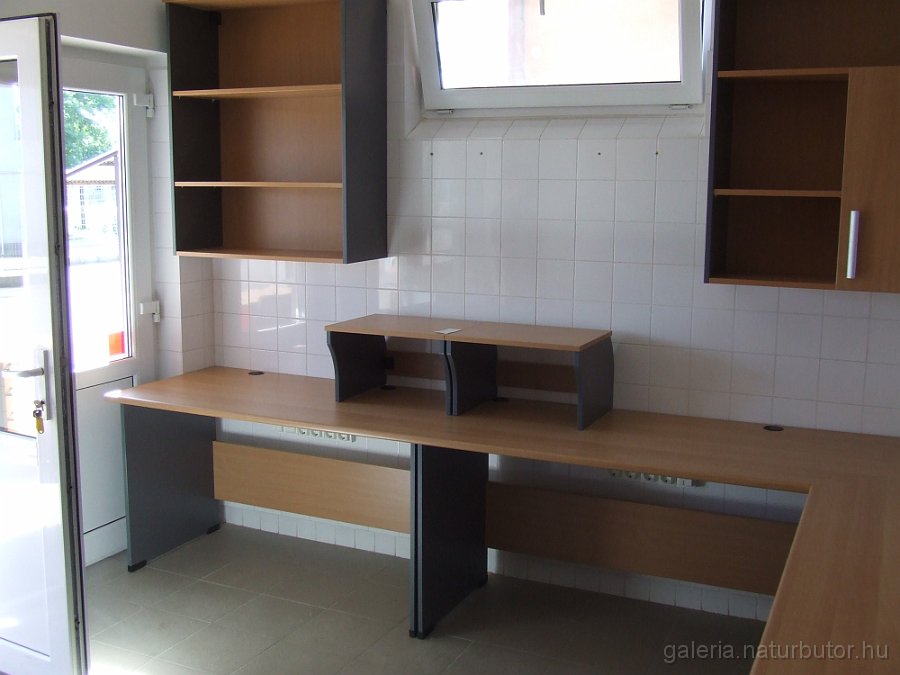 pekuzem-iroda-100605-01.jpg - P�k�zem iroda (100605-1)