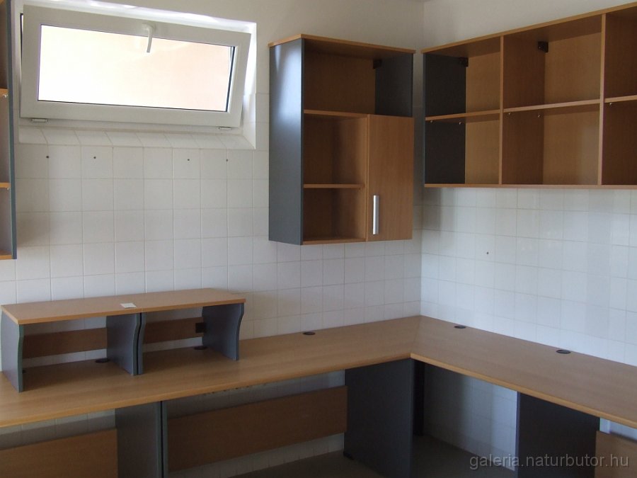 pekuzem-iroda-100605-02.jpg - P�k�zem iroda (100605-2)