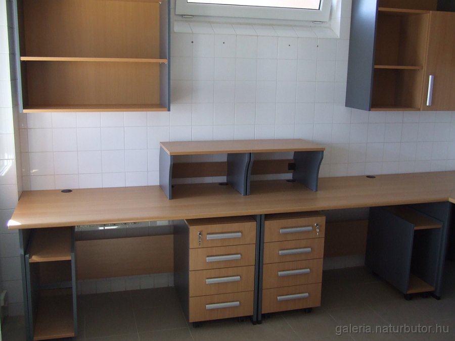 pekuzem-iroda-100605-03.jpg - P�k�zem iroda (100605-3)